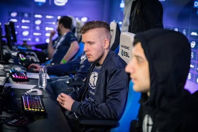 随后把球击 随后把球击